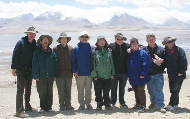 2005年組織西藏地質(zhì)野外研討會與美國等國部分專家在喜馬拉雅合影（左四為美國Depaolo院士、右四為IGCP430主席Flower教授、左二左三為潘桂棠莫宣學(xué)教授）