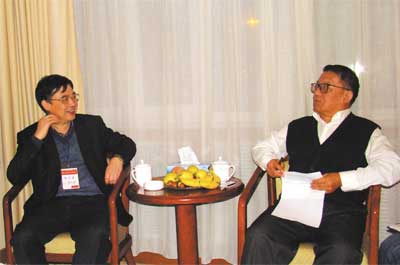 本刊總編輯劉人懷院士與顧院士（右）親切交談