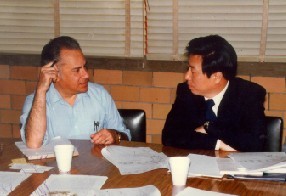 與國際地震工程學(xué)會主席、國立墨西哥大學(xué)埃斯特瓦教授（左）討論