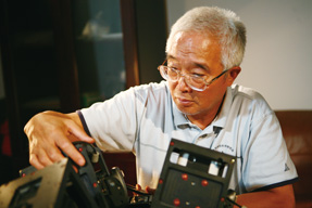 劉先林院士在研究數(shù)碼相機(jī)
